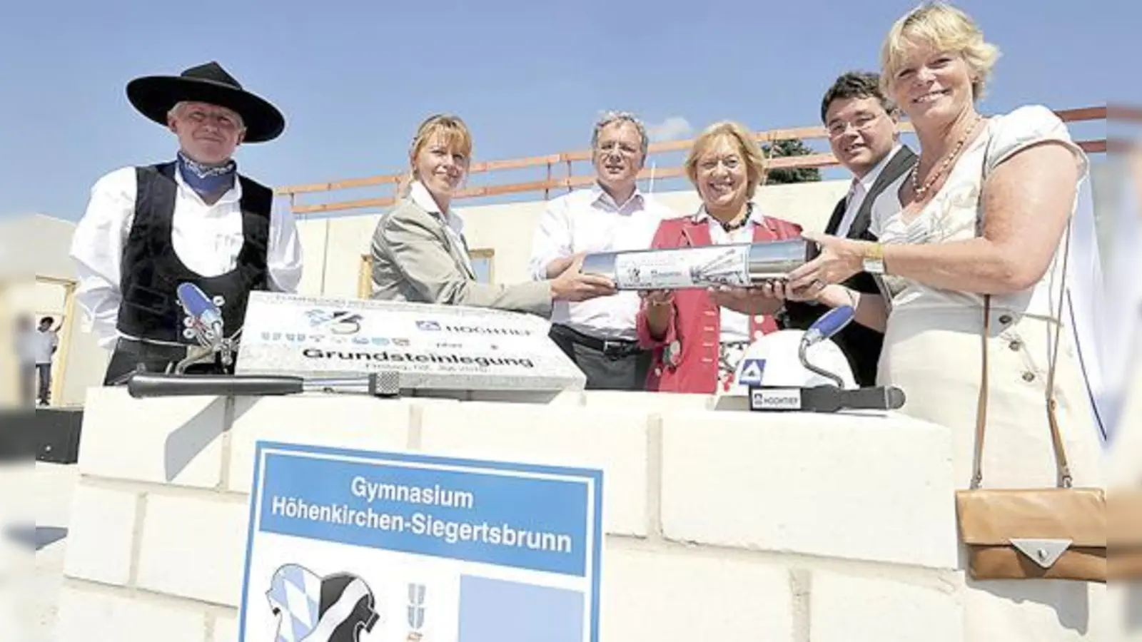 Bei der Grundsteinlegung (v. li.): Polier Kurt Braun, Sandra Ahrends, Christoph Hillenbrand, Johanna Rumschöttel, Thomas Loderer und Ursula Mayer.  (Foto: Claus Schunk)