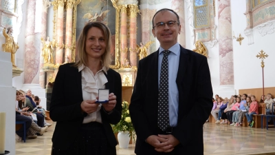 Ralf Grillmayer, Leiter der Erzbischöflichen Schulen, überreichte der neuen Schulleitung Julia Sedlmeier die Otto-von-Freising-Medaille.  (Foto: Erzbischöfliche Maria-Ward-Mädchenrealschule)