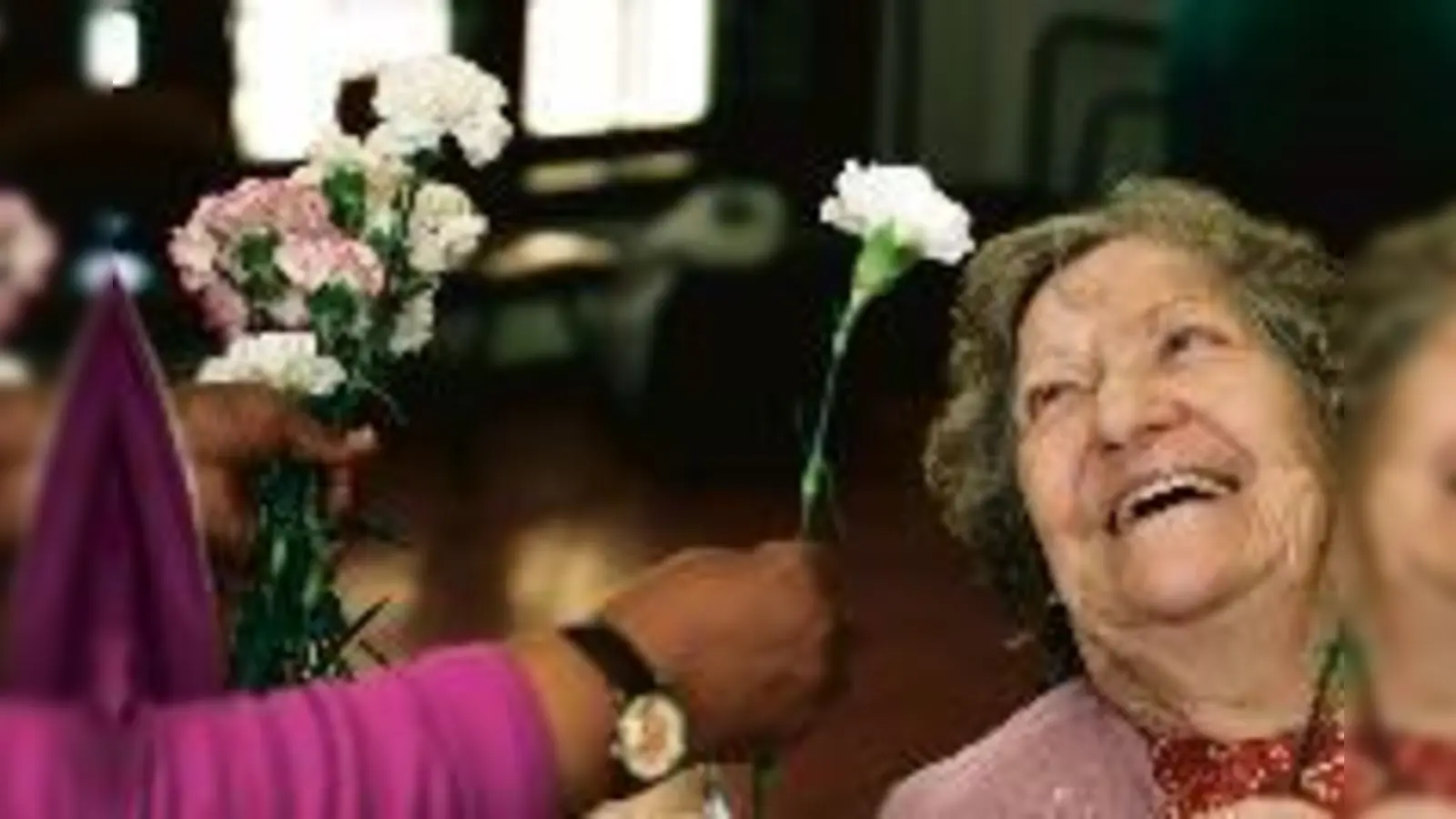 Manchmal braucht es nur eine kleine Aufmerksamkeit, um Menschen beim Älterwerden zu helfen, manchmal braucht es handfestere Unterstützung.	  (F.: Archiv)