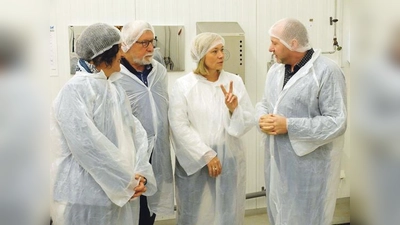 Von l. n. r.: Geschäftsführerin Elke Seyband, Stiftungsvorstand Jürgen Michal, MdL Doris Rauscher und Betriebsleiter Markus Pirschlinger in der Produktionshalle von Frischkost.	 (Foto: Stiftung Regenbogen)