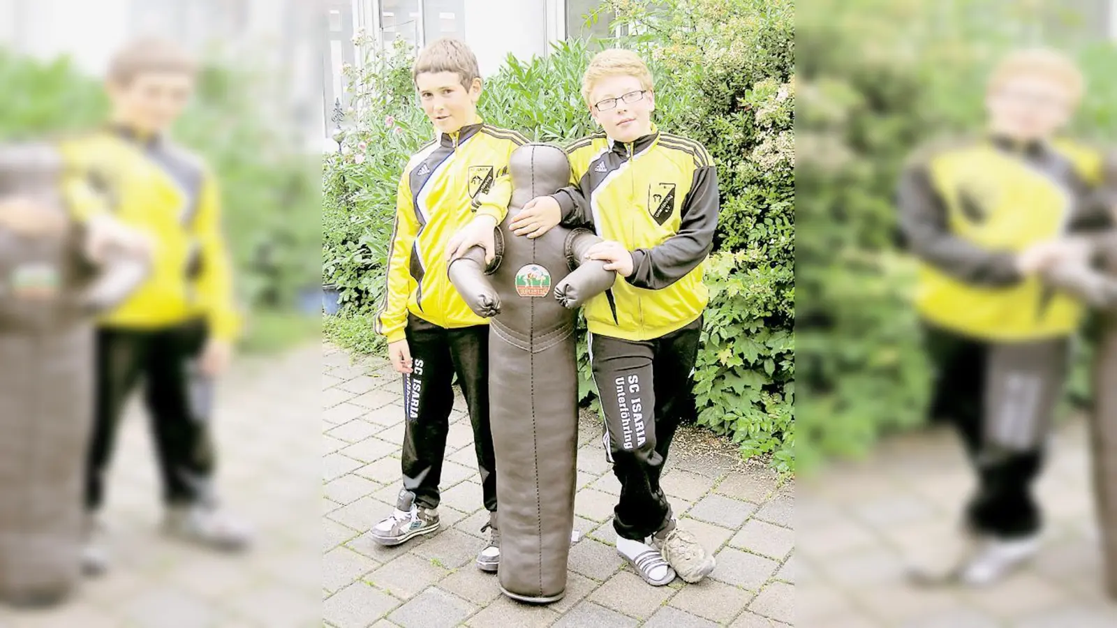 Franz und Ferdinand Leitner mit dem Preis, einer Trainingspuppe. 	 (Foto: privat)