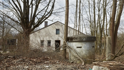 Acht Baracken des Zwangsarbeiterlagers in Neuaubing stehen noch. Im Bild ist eine davon zu sehen; im Vordergrund ein Splitterschutzbunker.  (Foto: Connolly Weber Photography)