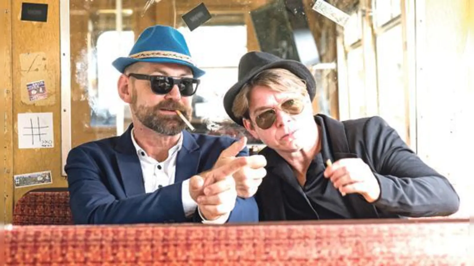 Birgit Linner und Roland Trescher sind diesmal »im Dienste des Volkes« unterwegs.	 (Foto: Sebastian Gabriel)