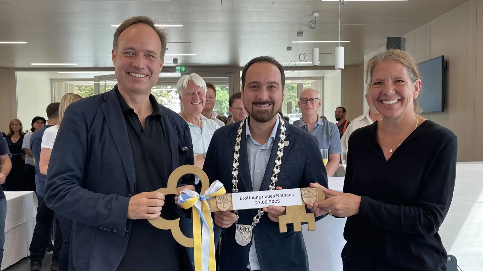 Bürgermeister Thomas Pardeller (Bildmitte) bekommt den Rathausschlüssel vom Architektenpaar Jan und Angela Spreen überreicht. (Foto: hw)