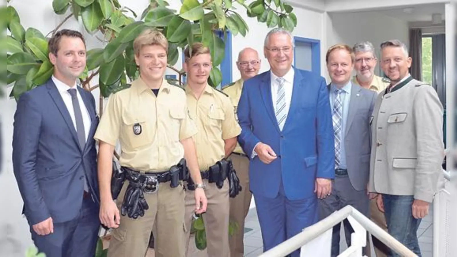 Für mehr Sicherheit im Landkreis (v. li.): Dr. Andreas Lenz, Silvan Kusian, Thomas Buschmann, Walter Kimmelzwinger, Innenminister Joachim Herrmann, Robert Niedergesäß, Hendrik Polte, und Thomas Huber.	 (Foto: CSU-Bürgerbüro T. Huber)