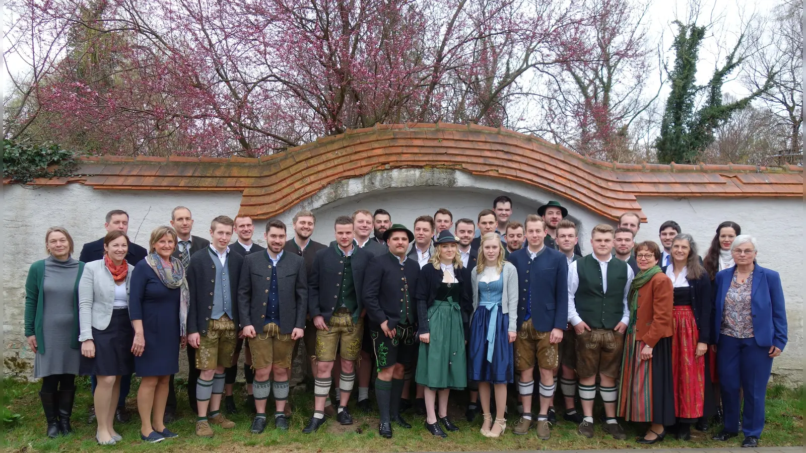 Stolz präsentieren sich hier die 21 Herren und zwei Damen des Abschluss-Semesters der Landwirtschaftsschule zusammen mit ihren Lehrkräften. (Foto: Josef Schächtl/AELF)