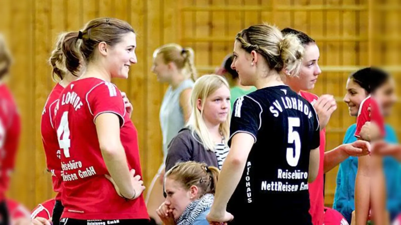 Sabrina Karnbaum (l.) und Susanne Pfeiffer (r.) schlugen in der vergangenen Saison noch erfolgreich im Lohhofer Regionalliga-Team auf.	 (Foto: VA)