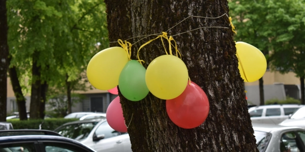 Wie gewohnt werden die teilnehmenden Adressen mit bunten Luftballons versehen. (Archivbild: dm)