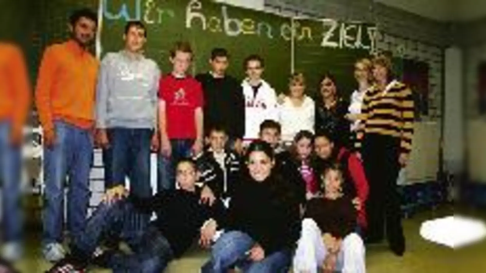 Und das Ziel heißt »Ausbildungsplatz«: Die Praxisklasse mit Klassenleiter Thomas Blechner (l.), Förderlehrerin Martina Kauschinger und Sozialpädagogin Barbara Gulde (v.r.) hat sich viel vorgenommen.	  (Foto: gf)