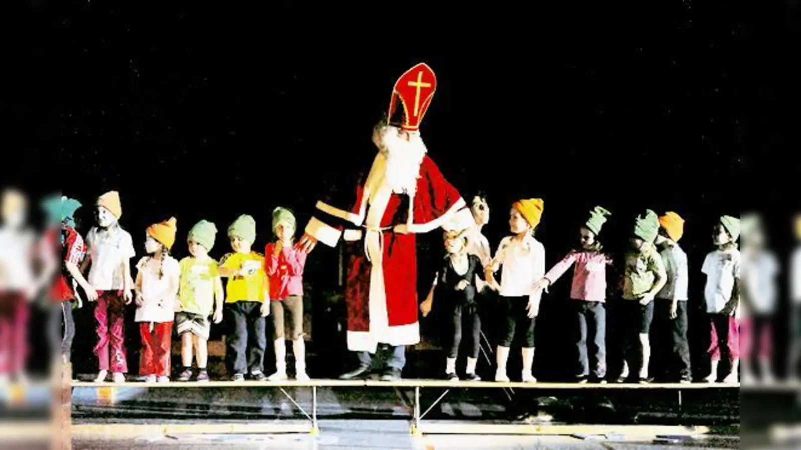 Der Nikolaus zeigte sich begeistert von den Turnkünsten der Kinder.	 (Foto: Privat)