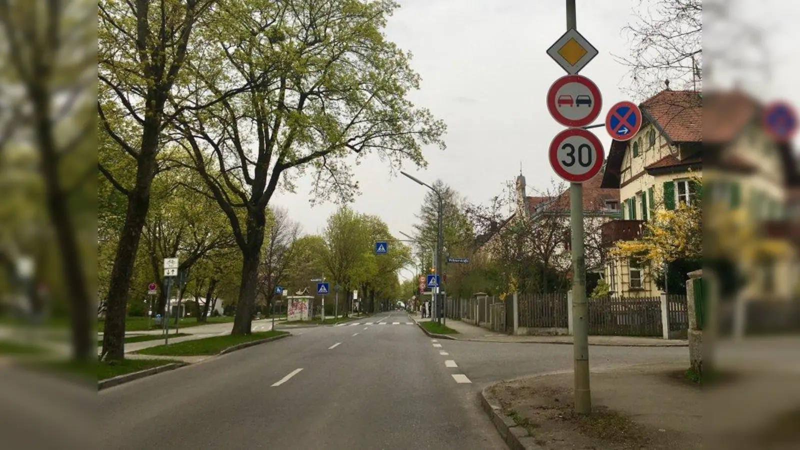 Durchgehend Tempo 30 auf der Maria-Eich-Straße, auch auf den restlichen 300 Metern zwischen Wehnerstraße und Joseph-Haas-Weg - das war das Ziel des Bezirksausschusses und der Bürgerschaft. Jetzt wird diese neue Anordnung durchgesetzt. (Foto: us)