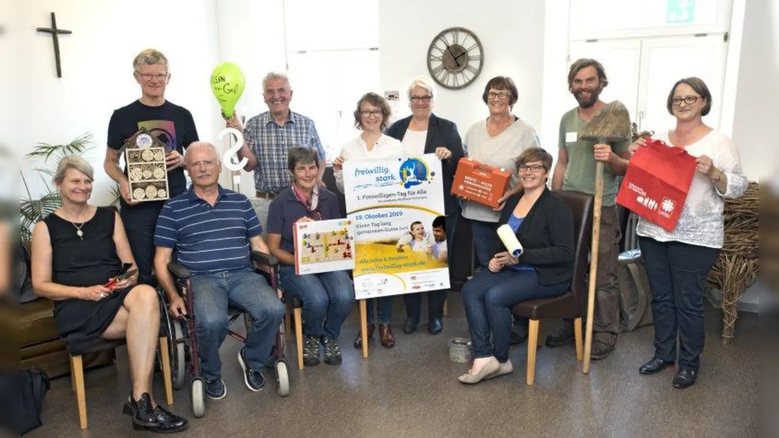 Franz Jungwirth (Kleingartenverein am Georgenweg Peißenberg), Klauspeter Schneider (Schülercoaching Weilheim), Utta Pollmeier (KOBE Landratsamt Weilheim-Schongau), Gabi Hager-Königbauer (Caritas-Freiwilligenagentur Projektkoordinatorinnen), Annette Halbritter (TSV Peißenberg), Sebastian Gut (Projekt Gmünder Hof Weilheim), Monika Funk (Geschäftsführerin Caritasverband Weilheim-Schongau) (stehend von links),  Katharina Heider (Zukunft Seeshaupt Dorfentwicklung), Reinhard Weber (Ortsgestaltungs- und Verschönerungsverein Seeshaupt), Monika Beyer (AWO Kinderhort Penzberg) und Evelyn Schan (SOS Kinderdorf Weilheim) (sitzend von links). (Foto: Gronau)