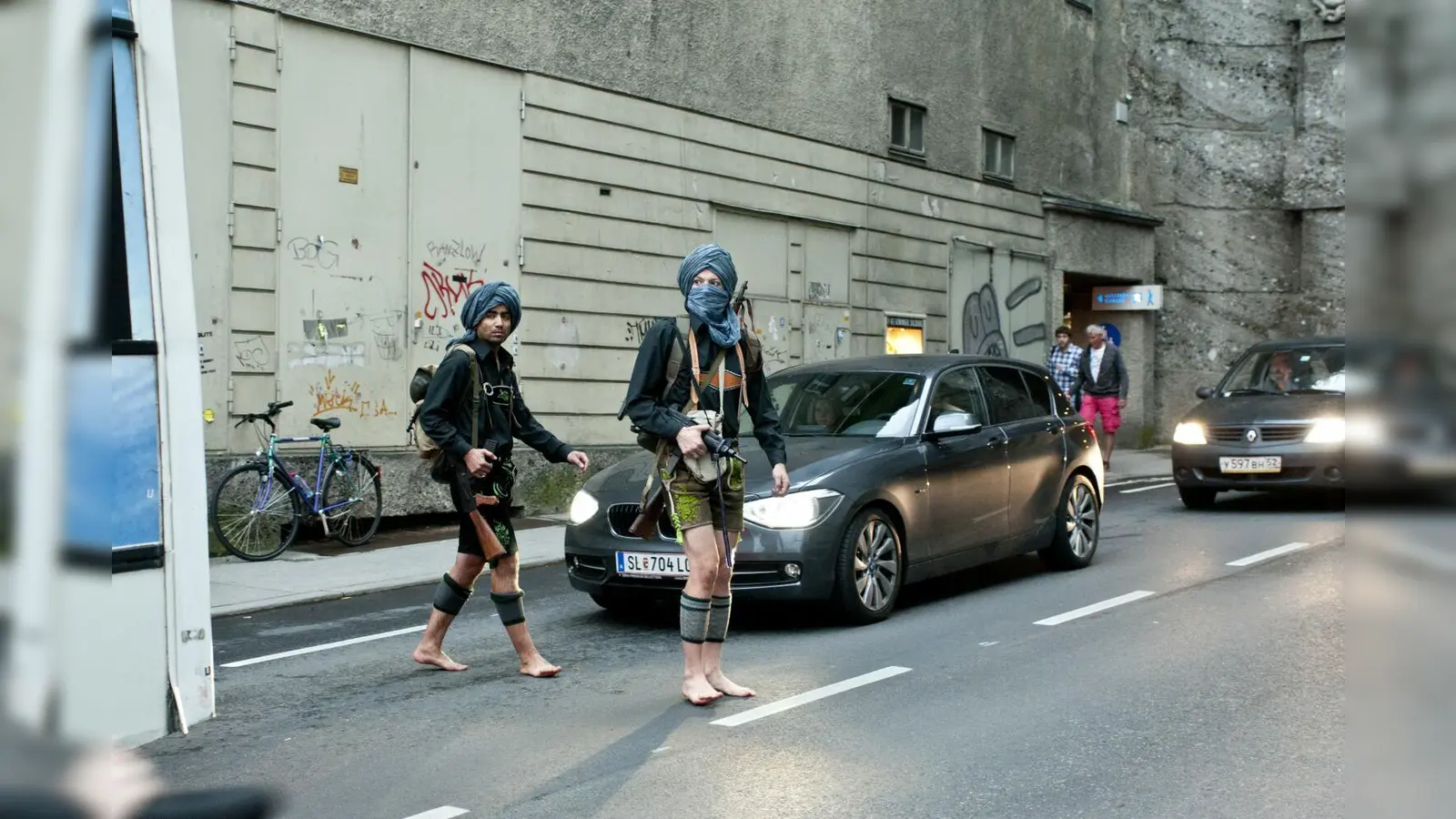 Der Film begleitet Marcus und Hamon, die Bavarian-Taliban, auf ihrem Weg durch Oberbayern und Österreich. (Foto: VA)