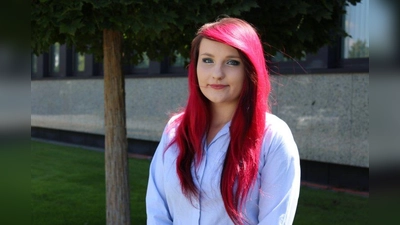 Kristine Aide, 24 Jahre: „Ich war schon letztes Jahr bei der Prüfung zur Verkäufer-Ausbildung Jahrgangsbeste und bin froh, dass ich die Leistung jetzt bei der Einzelhandelskaufmann-Prüfung wiederholen konnte. Zudem habe ich auch wieder den Bayerischen Staatspreis bekommen. Darauf bin ich stolz. Während meiner Ausbildung bei ALDI SÜD habe ich bisher sehr viel gelernt und durfte schon einige verantwortungsvolle Aufgaben übernehmen. Ich möchte auf alle Fälle im Unternehmen bleiben. Einen Vertrag für das Filialführungsnachwuchsprogramm habe ich schon bekommen. Danach möchte ich eventuell noch den Handelsfachwirt drauflegen. Mir macht die Arbeit hier großen Spaß, deshalb kann ich eine Ausbildung bei ALDI SÜD nur jedem empfehlen.“ (Foto: sb)