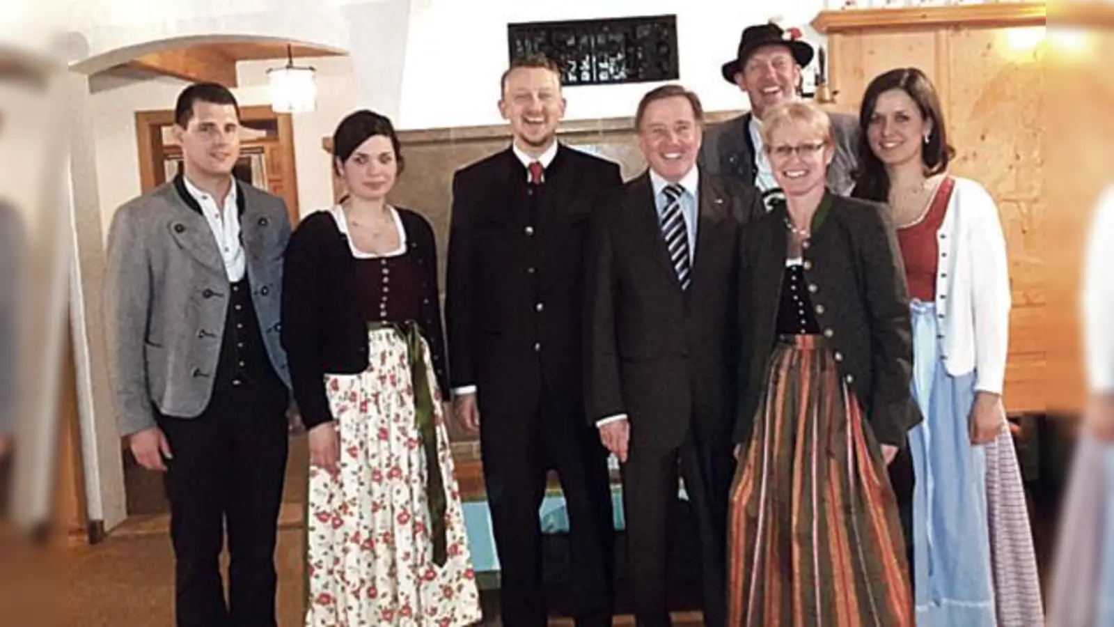 MdL Thomas Huber (3. v. li.) mit Ehrenamtboschafter Markus Sackmann (4. v. li.) und die Ebrachtaler Trachtler. 	 (Foto: privat)