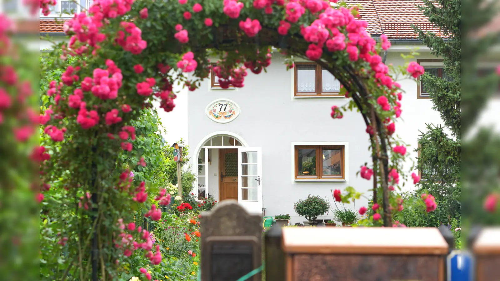 Egal ob mit Blumen, Obstbäumen oder plätschernden Teichen: Die interessantesten Gärten öffnen am 30. Juni der Öffentlichkeit ihre Pforten. (Foto: Landratsamt München)