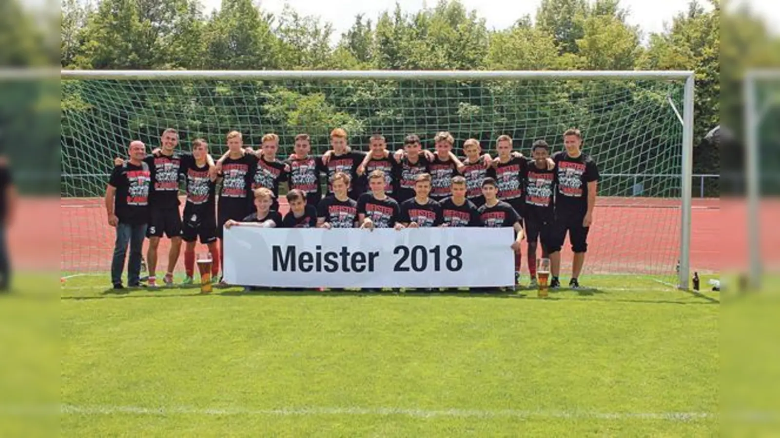 Stolz präsentieren sich die Neufahrner auf dem Siegerfeld: Der Aufstieg in die Kreisklasse ist erreicht.	 (Foto: Verein)