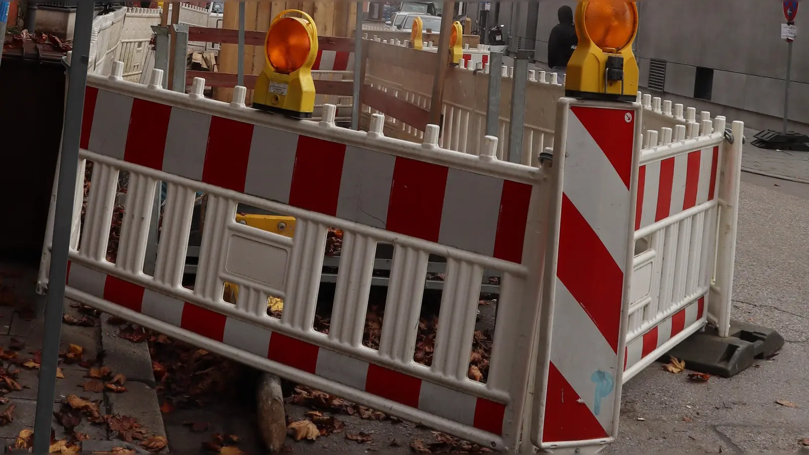 Bis in die Kalenderwoche 36 wird in der Karl-Theodor-Straße gebaut.  (Symbolbild: mha)