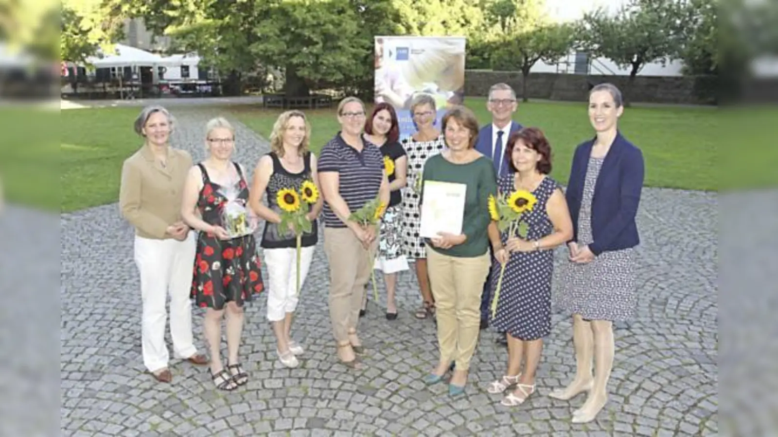 Nach der Übergabe der Plakette (v. l.) Ute Gallmeier, Simone Jeckle, Karina Frister und Claudia Schreiber, Magdalena Hann und Christl Eiler, Angelika Keller, Hubert Schöffmann, Christa Tengel Kathrin Wickenhäuser-Egger.	 (F: IHK)