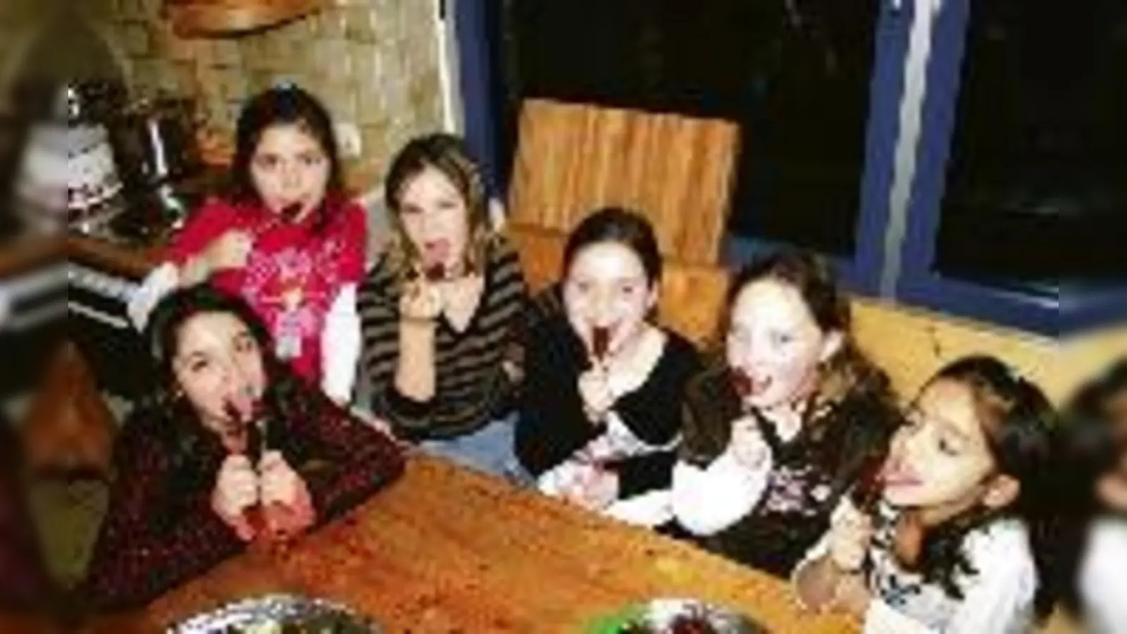 Melissa (9), Zeynep (10), Amina (10), Jessica (9), Janina (10) und Ayse (8, von links) genießen das Backen für einen guten Zweck sichtlich.  (Foto: em)