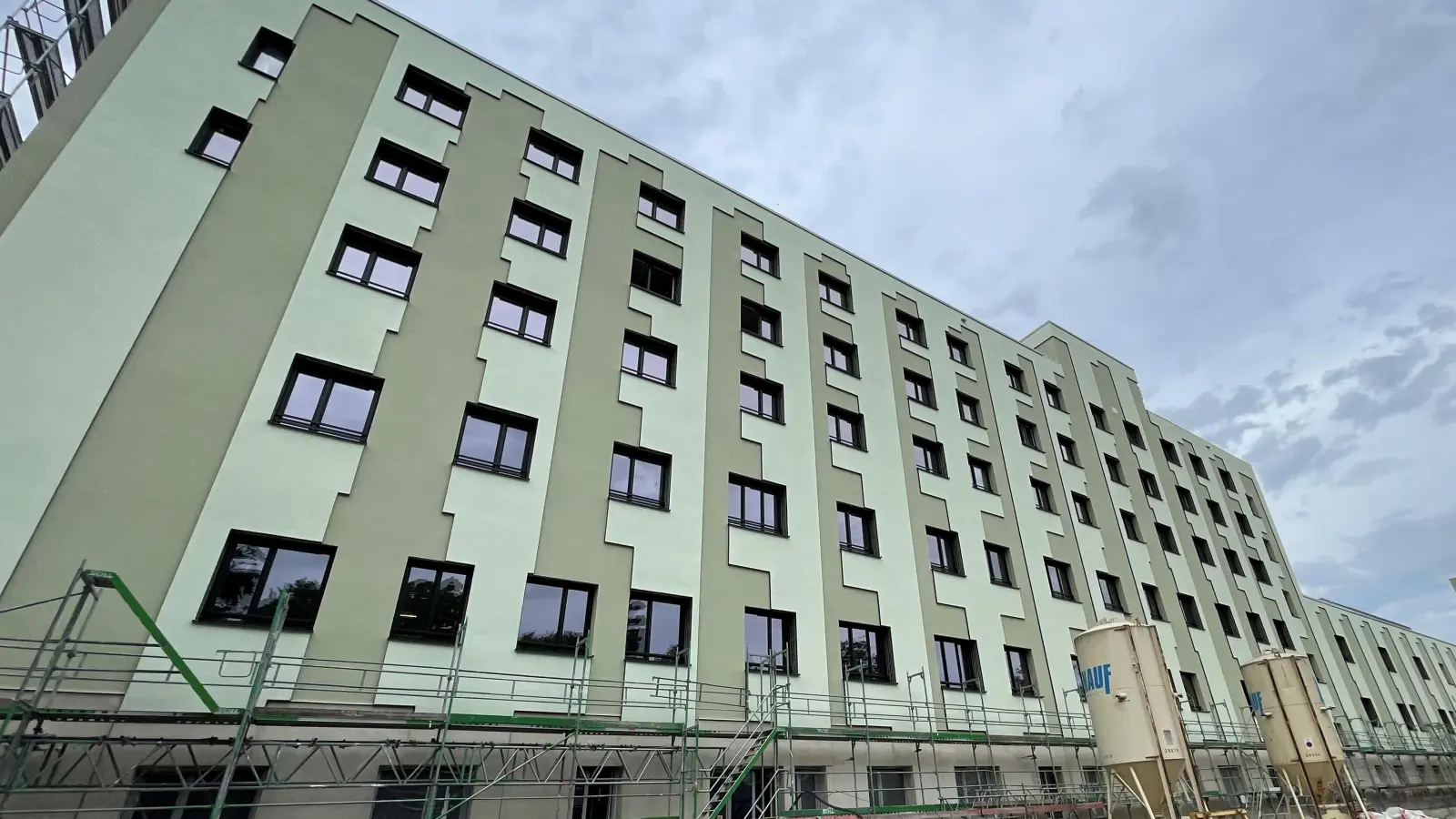 Auch wenn beim Bau besonders aufs Geld geschaut werden muss, wurde auf schmückende Elemente bei der Fassadengestaltung der neuen Klinik geachtet. (Foto: hw)