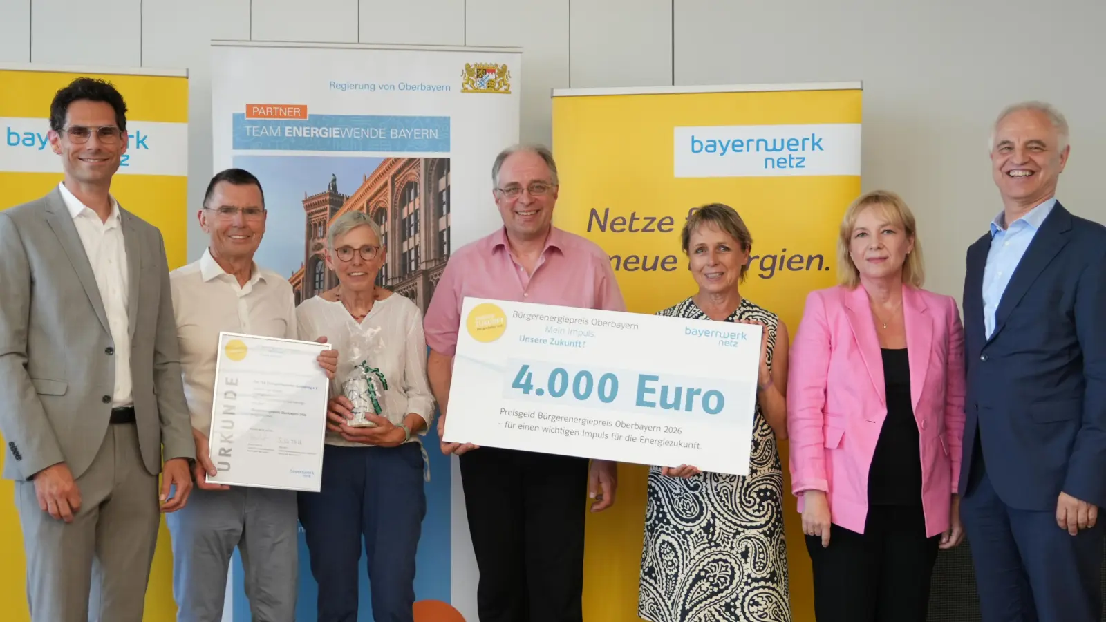 Freude bei der Preisverleihung (v.l.): Markus Leczycki (Leiter Kommunalmanagement Bayernwerk Netz GmbH), Wilhelm und Christina Embacher, Wilfried Kaiser (TSV Unterpfaffenhofen-Germering), Martina Drechsler (stellv. Landrätin Landkreis Fürstenfeldbruck), Malgorzale Kroban (Klimaschutzmanagerin Landkreis Fürstenfeldbruck) sowie Konrad Schober (Regierungspräsident von Oberbayern). (Foto: Regierung von Oberbayern)