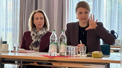 Stephanie Burgmaier (l.) und MdB Katrin Staffler im Caritas-Zentrum. (Foto: Caritas)