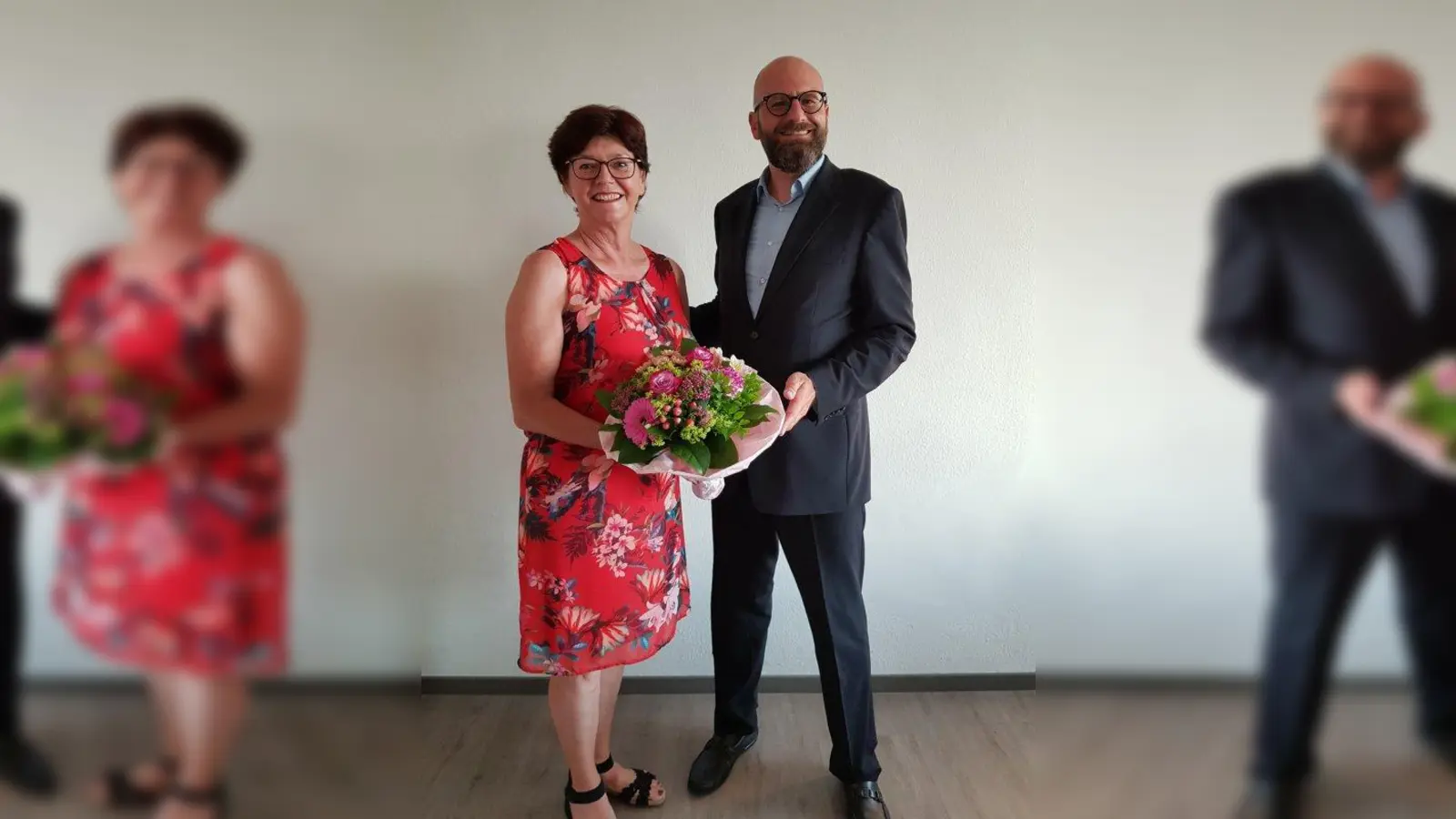 Der stellvertretende Aufsichtsratsvorsitzende Stephan Haas gratuliert Sonja Thiele zur Ehrenmitgliedschaft. (Foto: Sozialdienst Germering)