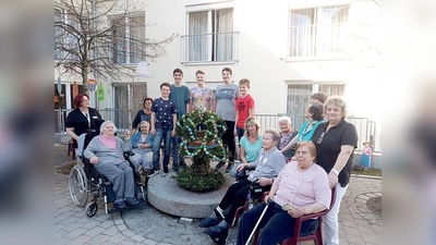 Die Firmlinge waren mit Fleiß und Begeisterung bei der Sache und profitierten bei der Gestaltung des Osterbrunnens von der Erfahrung der Villa-Bewohner.	 (Foto: VA)