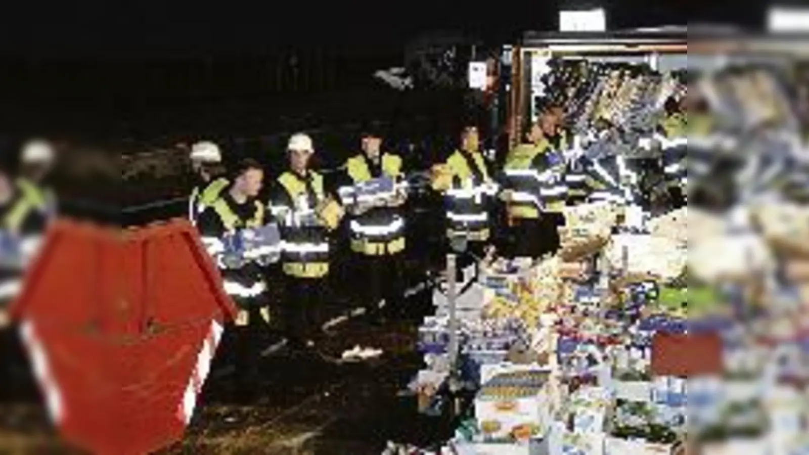 Der Lkw prallte gegen die Leitplanke und stürzte um. Die A9 war stundenlang  (gesperrt.Foto: FW)