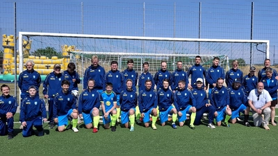 Das Inklusions-Team und viele Gratulanten in neuen Trainingsanzügen, die von der Bürgerstiftung München-Land gesponsert wurden.  (Foto: TSV Hohenbrunn)