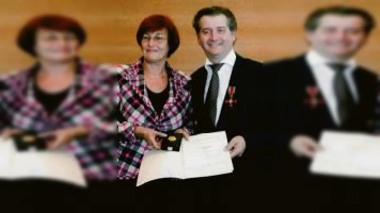 Christa Stewens überreichte Rudolf Sailer das Bundesverdienstkreuz am Bande.	  (Foto: Verein)