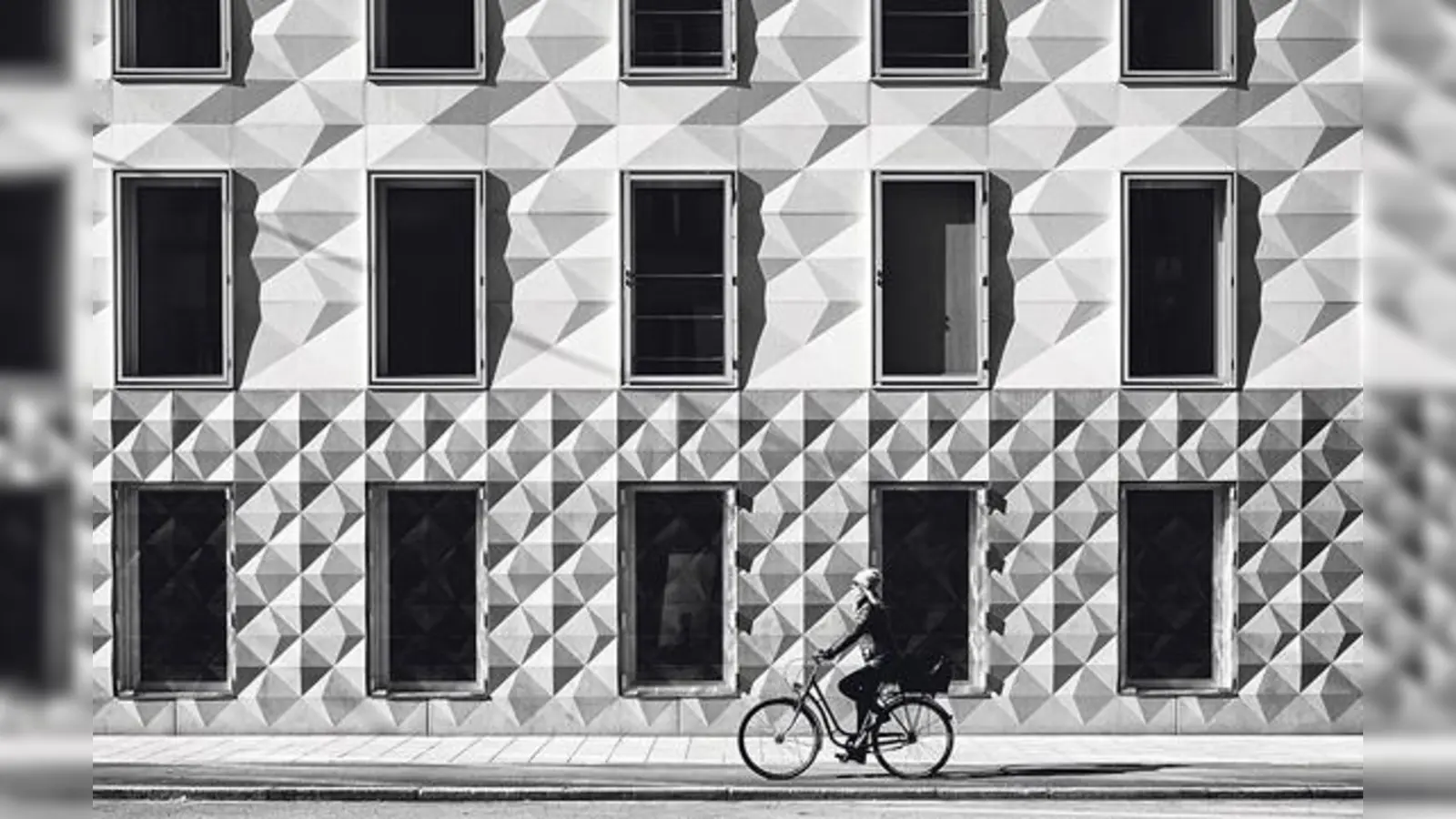 Auch dieses schwarz-weiße Bild mit den Titel »komprimiert« wird in der Ausstellung im Pelkovenschlössl zu sehen sein.	 (Foto: Werner Polwein)