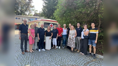 Der BRK-Kreisvorsitzende Bernhard Seidenath mit seiner Frau Alexandra Gorges (links), Jörg Westermair (Vierter von links), Angelika Gumowski, Michael Schäfer (Mitte) und Dennis Behrendt (Dritter von rechts), Max Frisch (Dritter von links) mit den neuen Rotkreuzlerinnen und Rotkreuzlern.  (Foto: BRK )