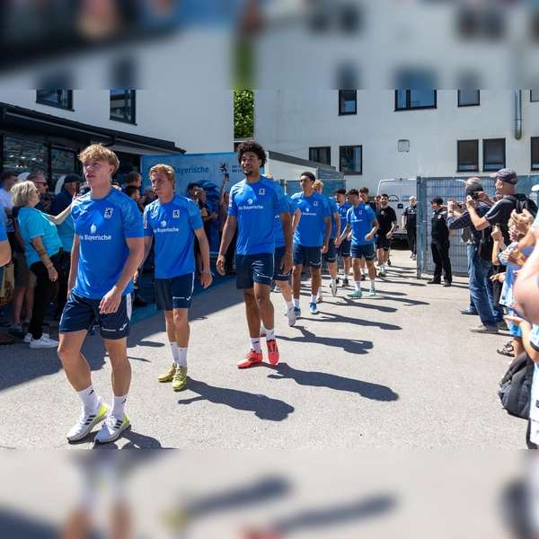 Warmer Empfang: die Löwen beim Trainingsauftakt. (Foto: Anne Wild)