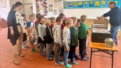 Die Grundschüler freuten sich sehr über das Eis. (Foto: Gemeinde Polling. )