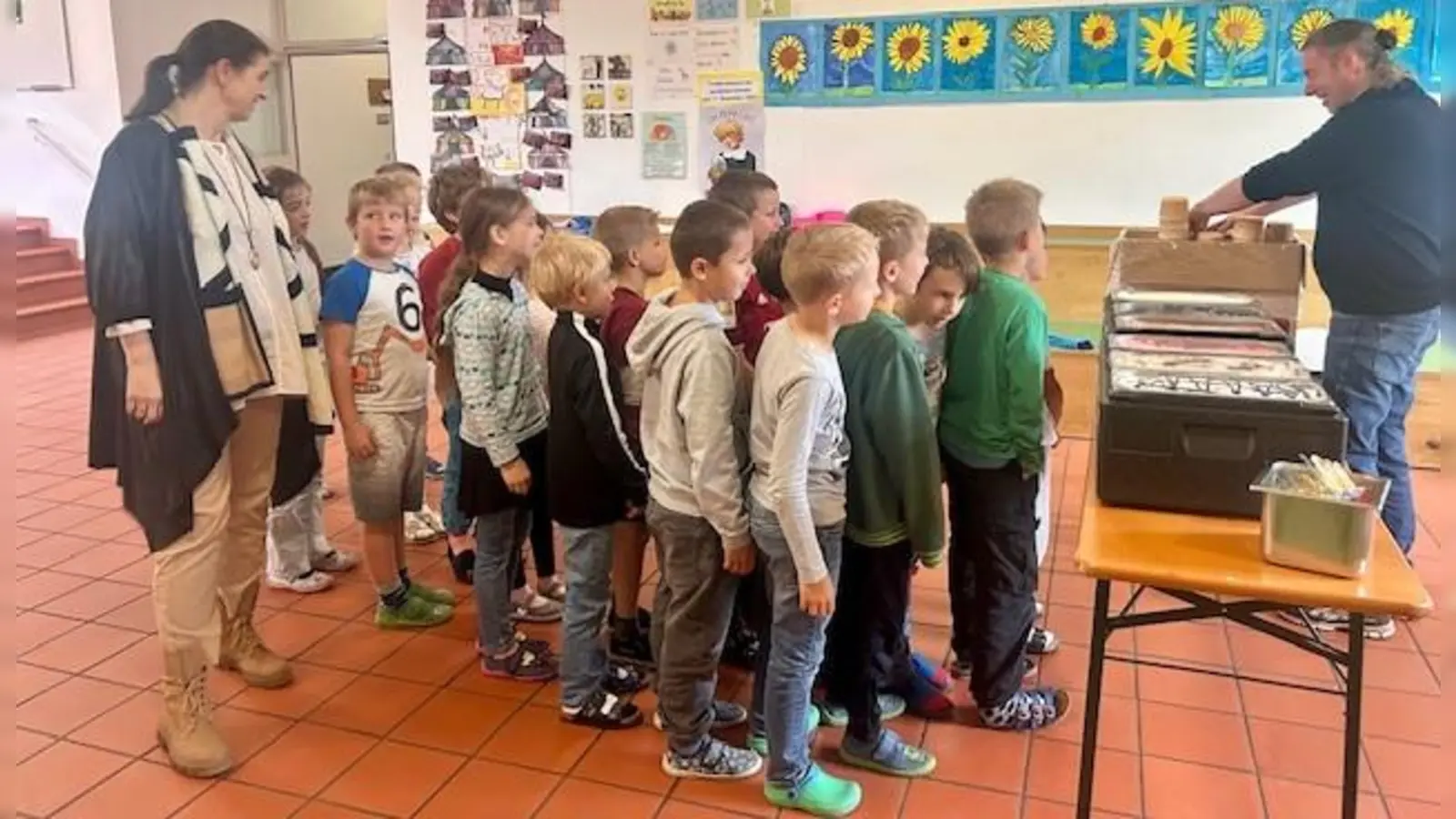 Die Grundschüler freuten sich sehr über das Eis. (Foto: Gemeinde Polling. )