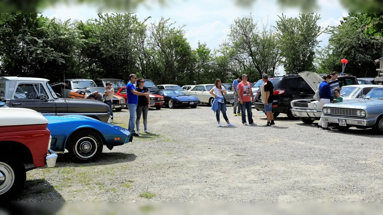 Jede Menge Oldtimer, die um die Wette strahlen. (Foto: VA)