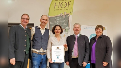 Bei der Preisverleihung (von links): Martin Pape, 1. Bürgermeister der Gemeinde Polling, Martin und Lena Albrecht, Inhaber der Albrechthof Catering &amp; Menü GmbH, Hubert Bittlmayer, Amtschef des Bayerischen Staatsministeriums für Ernährung, Landwirtschaft und Forsten und Landrätin Andrea Jochner-Weiß. (Foto: ALP.Bayern)