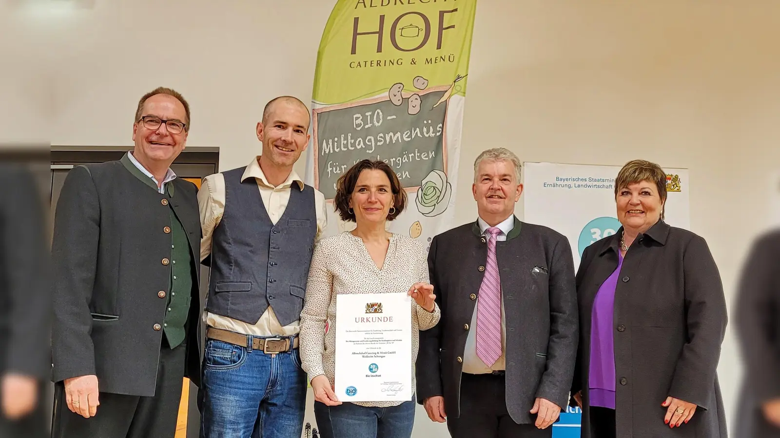Bei der Preisverleihung (von links): Martin Pape, 1. Bürgermeister der Gemeinde Polling, Martin und Lena Albrecht, Inhaber der Albrechthof Catering &amp; Menü GmbH, Hubert Bittlmayer, Amtschef des Bayerischen Staatsministeriums für Ernährung, Landwirtschaft und Forsten und Landrätin Andrea Jochner-Weiß. (Foto: ALP.Bayern)