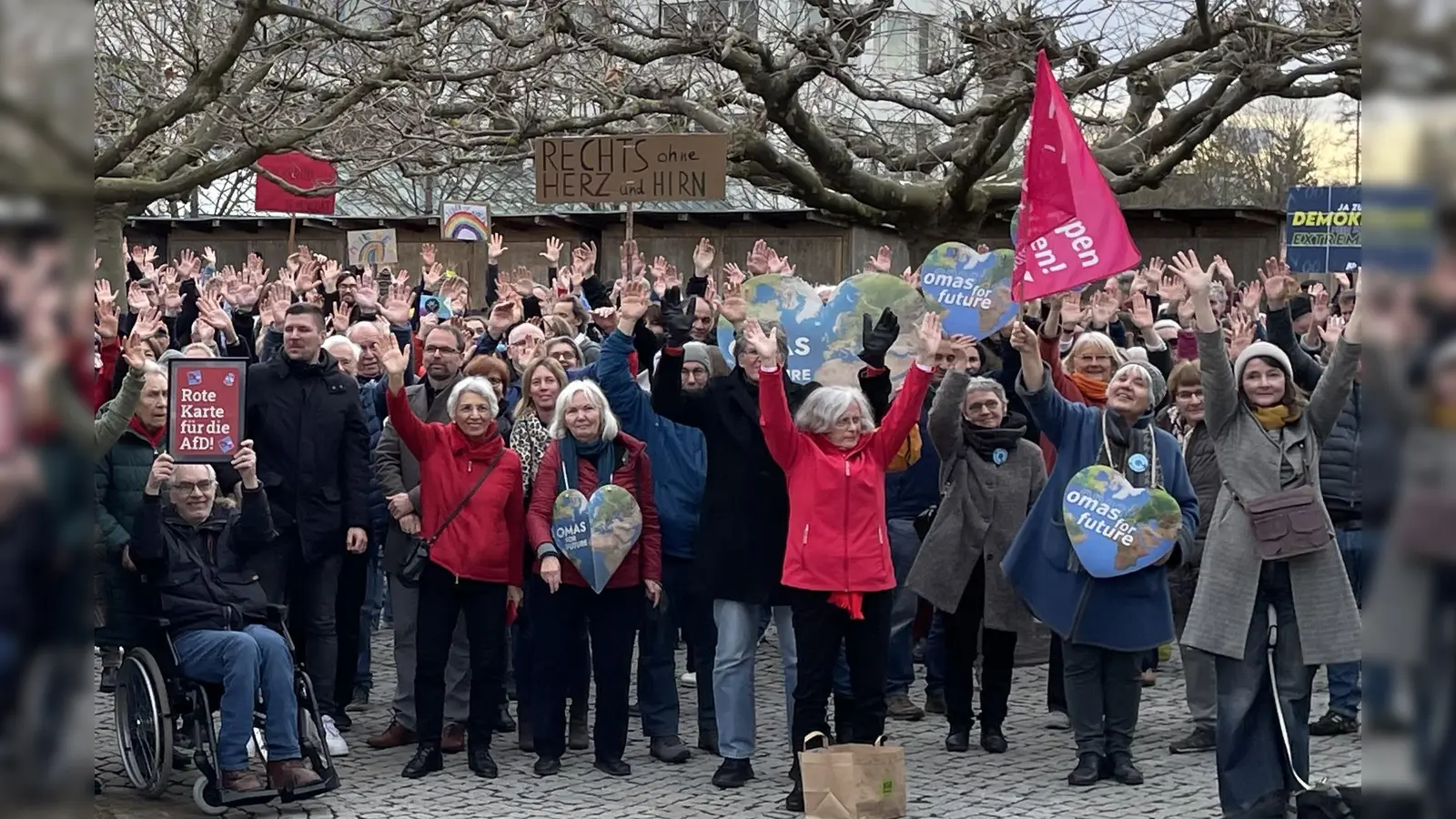 Für Demokratie und Vielfalt demonstrierten die Germeringer vor der Stadthalle.  (Foto: pst)