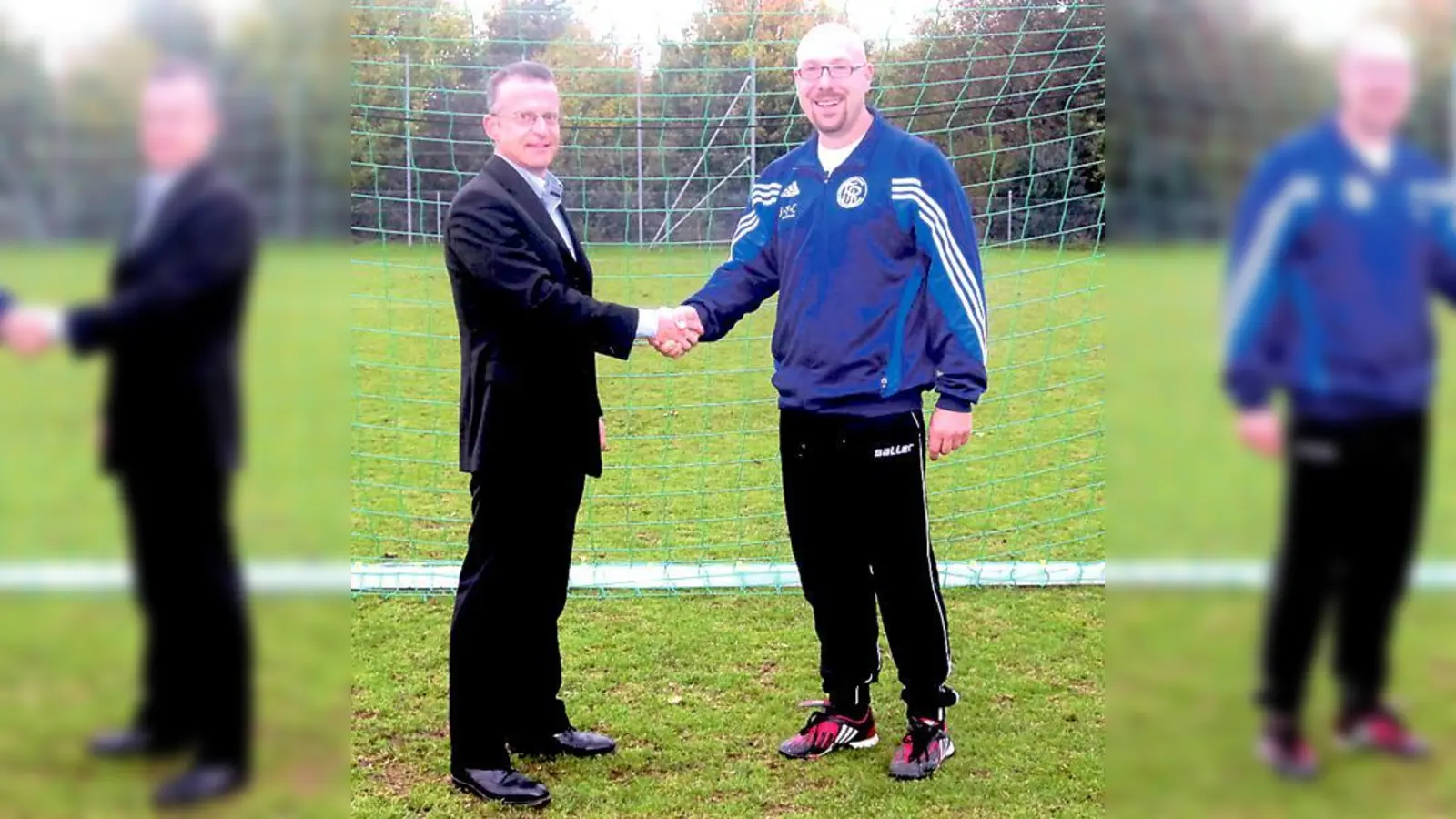 FC Phönix Jugendleiter Michael Kaltner dankt dem Spender Eckart Keil.	 (Foto: VA)