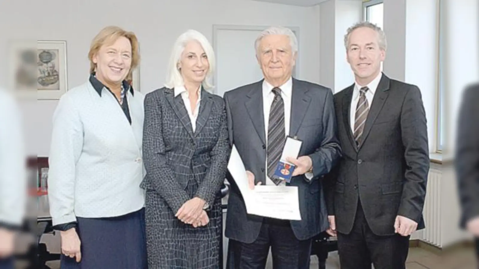 Landrätin Johanna Rumschöttel, Hans Hörmann in Begleitung seiner Frau, Bürgermeister Günter Heyland bei der Übergabe der Verdienstmedaille.  (F.: VA)