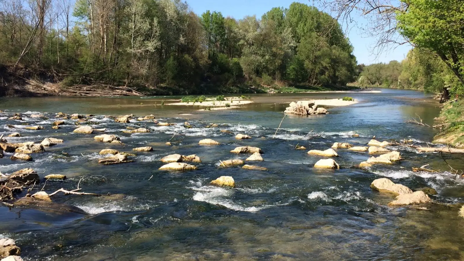 Auf der Isar kommt es immer wieder zu Bootsunfällen. Die Polizei will die Sicherheit erhöhen. (Archivbild: dm)