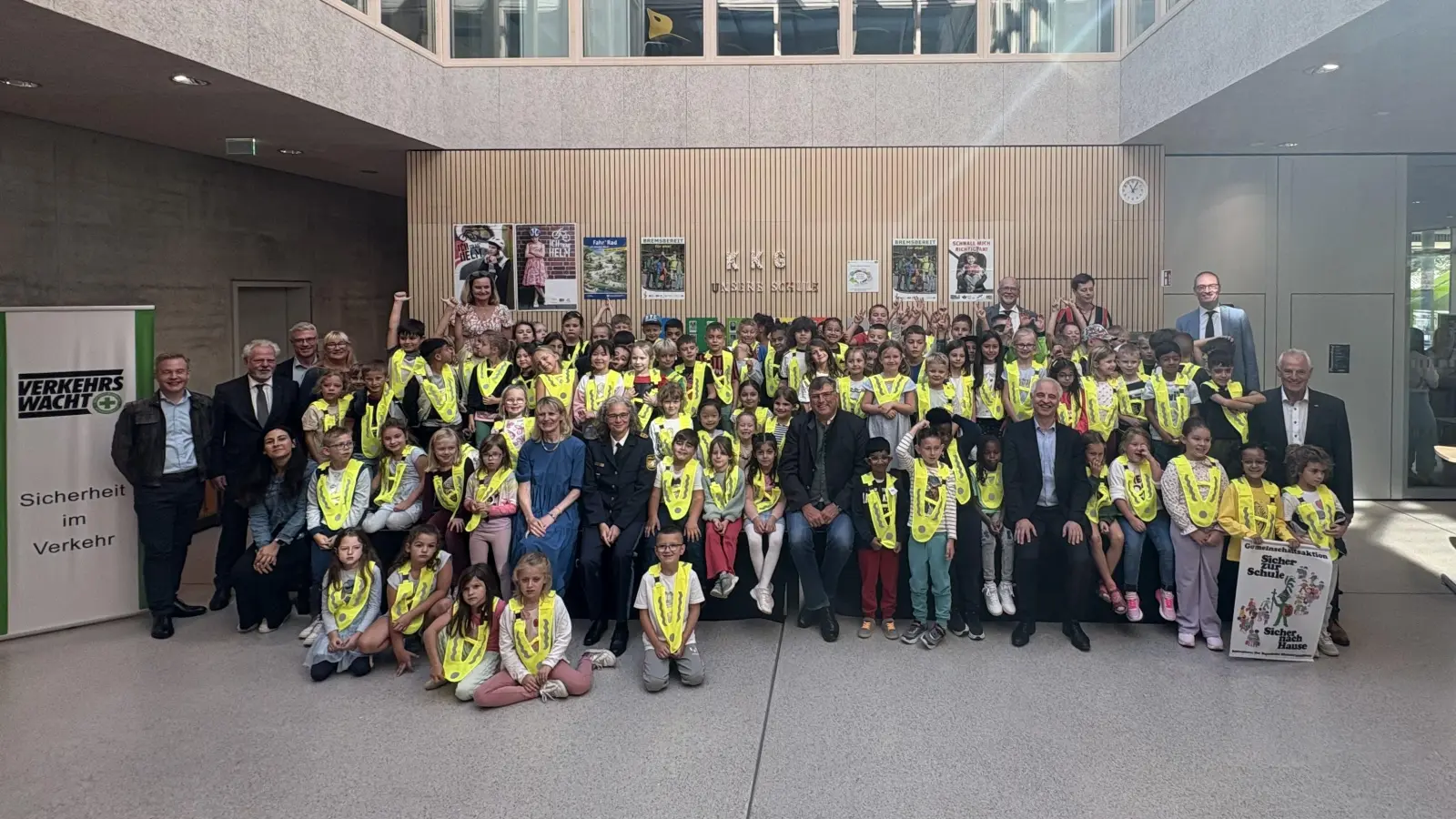 121 Erstklässler erhielten leuchtend gelbe Warnwesten für die dunkle Jahreszeit.  (Foto: © LRA Dachau, Sina Török)