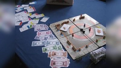 Das von Schülern geschaffene Erfolgs-Gesellschaftsspiel „Karlopoly – dein Weg zum Abitur“ (Foto: Elfriede Herberg)