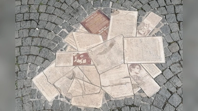 Ein Bodendenkmal des Künstlers Robert Schmidt-Matt vor dem Haupteingang der Universität zeigt seit 1988 Flugblätter, Portraitfotos und einen Abschiedsbrief von Willi Graf. Es setzt sich vom Haupteingang aus über den Geschwister-Scholl-Platz fort. (Foto: job)