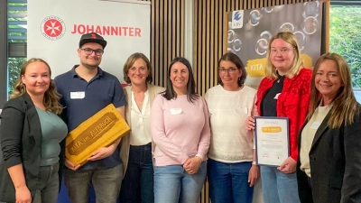 Bei der Preisverleihung (v.l.): Julia Wenk (Johanniter Oberbayern), Max Loy (Kinderpfleger Kinderhaus), Sonja Lausch (LBV), Talia León (Leiterin Kinderhaus), Agnes Pohl (ehem. Leiterin Kinderhaus) sowie (r.) Barbara Ottmann (Johanniter Oberbayern). Ebenfalls ausgezeichnet wurde das Johanniter-Kinderhaus An der Amper in Emmering, das von Erzieherin Laura Schemmerer (2.v.r.) vertreten wurde. (Foto: Johanniter Oberbayern)