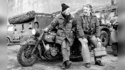 Wolfgang Petersen (links) und Lothar-Günther Buchheim während der Dreharbeiten zu &quot;Das Boot&quot; in <i>La Pallice</i>, Februar 1981. (Foto: Buchheim Stiftung, Bernried sowie Yves Buchheim)