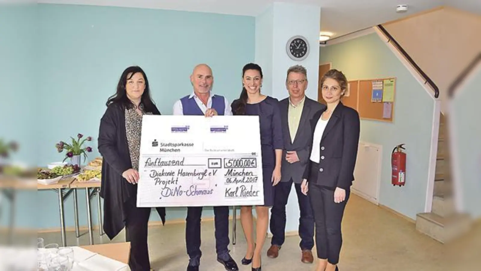 Sorgen gemeinsam dafür, dass kein Kind mit leerem Bauch lernen  (Foto: Azra Sahingöz, Mitarbeiterin Diakonie Hasenbergl, Karl Rieder, Großgastronom, Selen Gürler, Projektleitung DiNo-Kids, Stefan Fröba, Bereichsleitung Diakonie Hasenbergl, Nigar Sonugelen,)